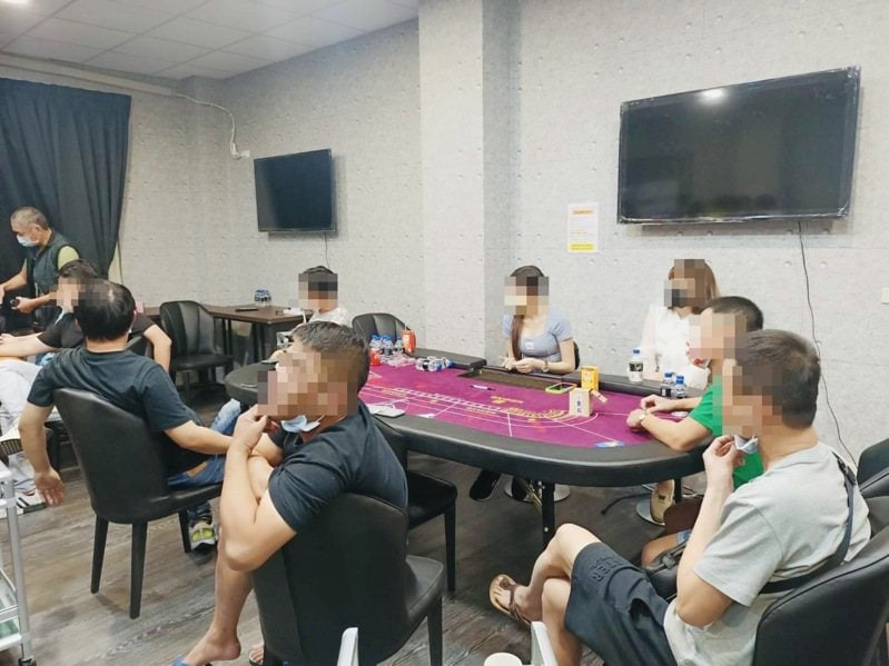 ร้านหมากลูกปัดกลายเป็น “คาสิโนอาชีพ” ตำรวจบุกจับนักพนัน 8 คน